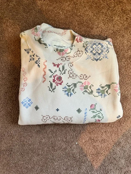 Women’s Abercrombie Cream Floral Cross-Stitch Print Sweatshirt - Picture 2 of 4